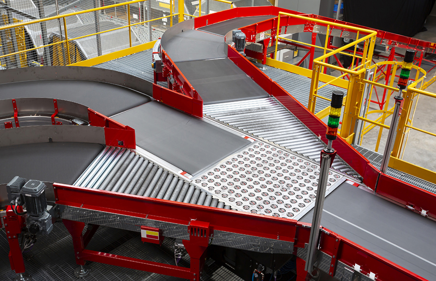 converging conveyer belts in a warehouse